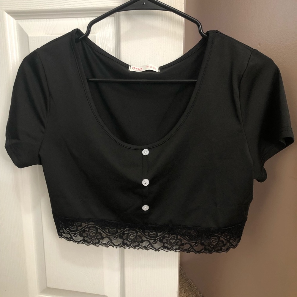ROMWE Laced Button Crop Top
Size L